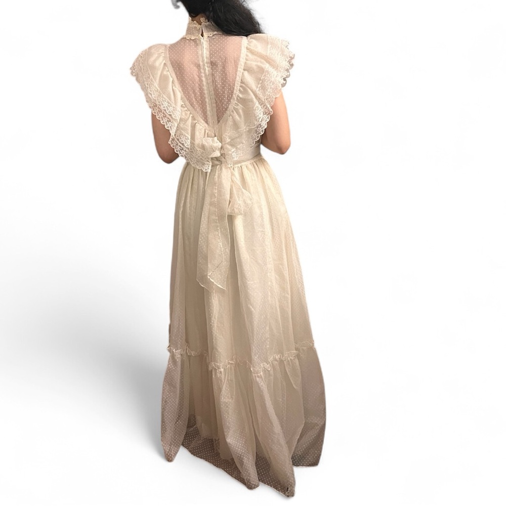 Vintage JCPenney Ivory Lace Wedding Dress - size 7/8 - Picture 2 of 16